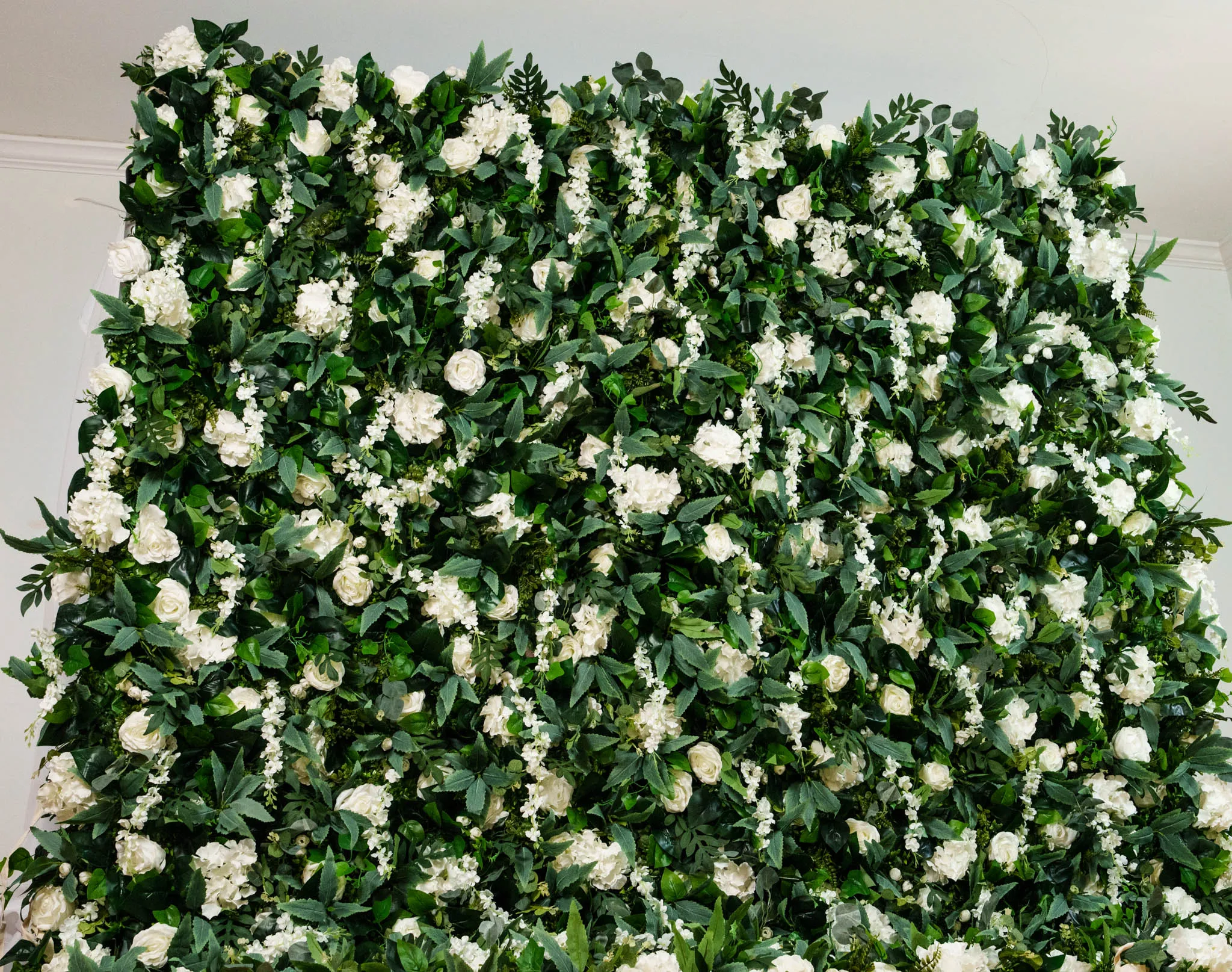 Evergreen Elegance flower wall, photo 2
