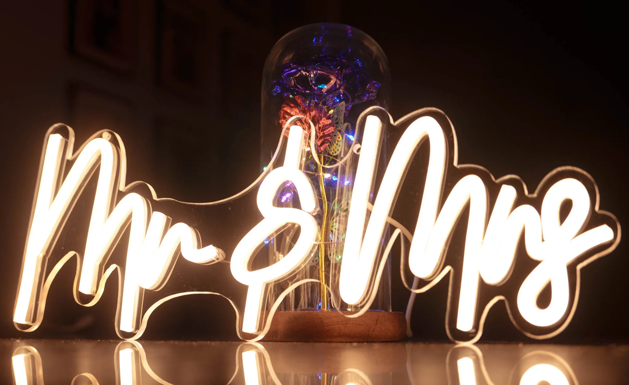 Mr & Mrs neon sign